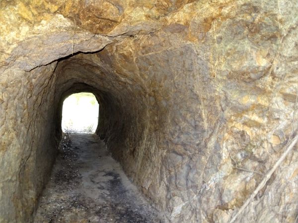 長沢の手掘りトンネル1.JPG